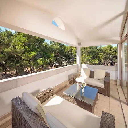 Villa With Jacuzzi On The Riviera Pula