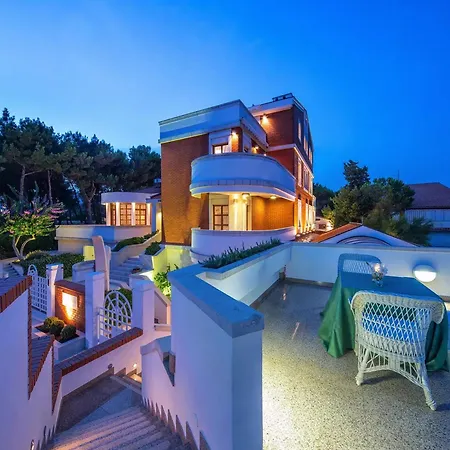 Villa With Jacuzzi On The Riviera