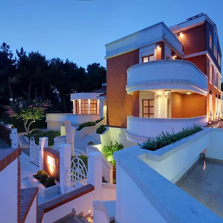 Villa With Jacuzzi On The Riviera Pula