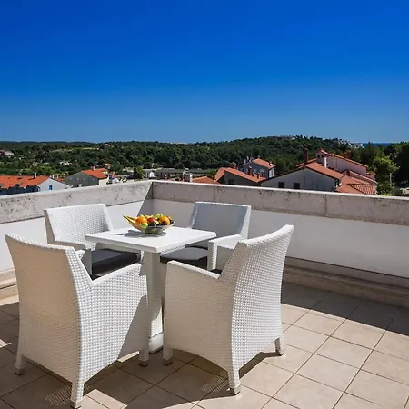 Villa With Jacuzzi On The Riviera Pula