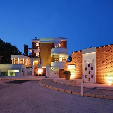 With Jacuzzi On The Riviera Villa *