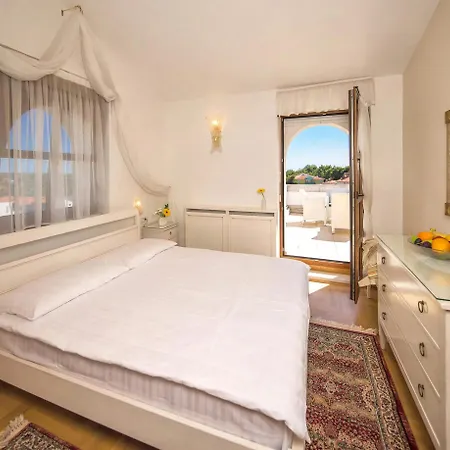 Villa With Jacuzzi On The Riviera *