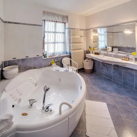 With Jacuzzi On The Riviera Villa Pula